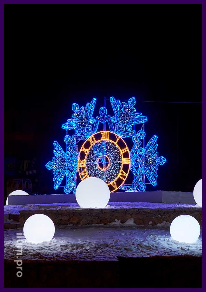 Новогоднее украшение города светодиодной фотозоной в форме снежинки с часами и светящихся щаров