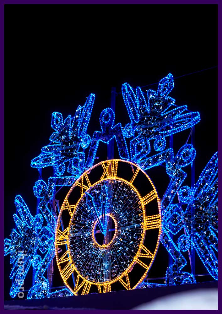 Украшение Копейска к Новому году светодиодной фотозоной в форме снежинки с часами из гирлянд