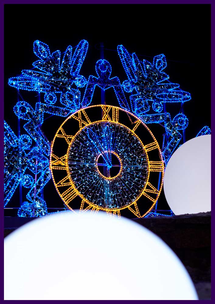 Новогодняя иллюминация в Копейске, красивая фотозона в форме снежинки с часами из гирлянд и блёсток