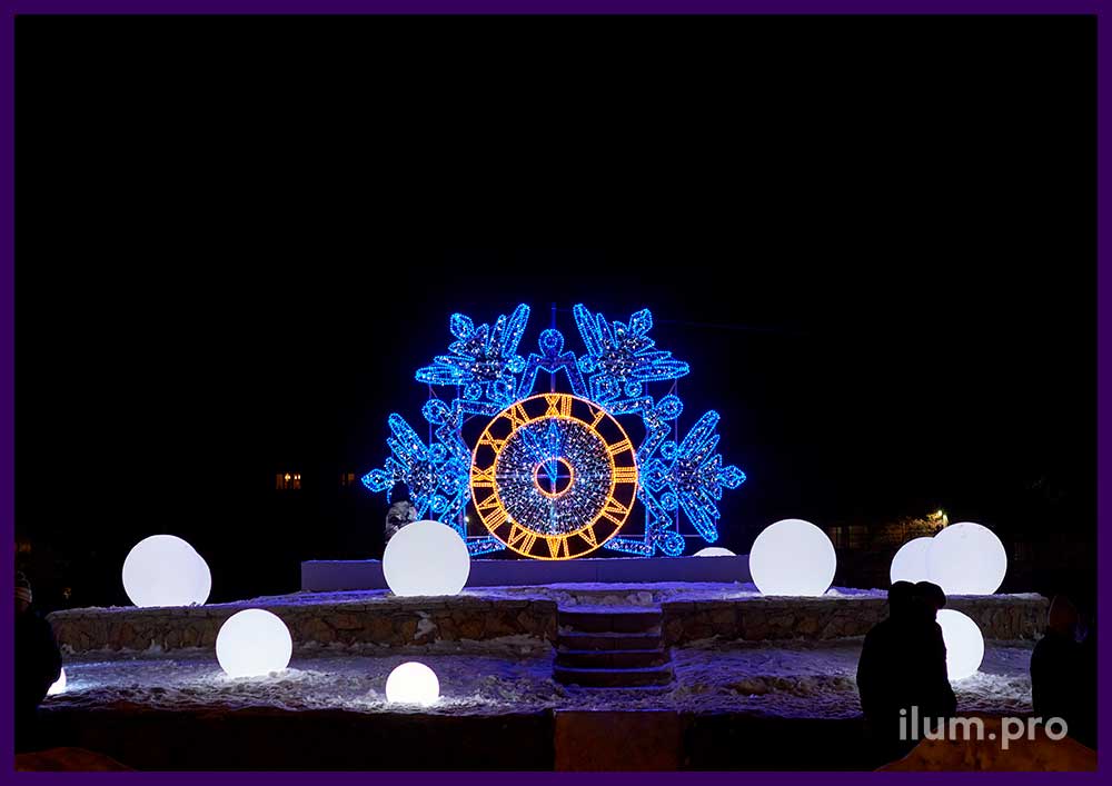 Металлическая фотозона в форме снежинки с часами в Копейске на проспекте Победы