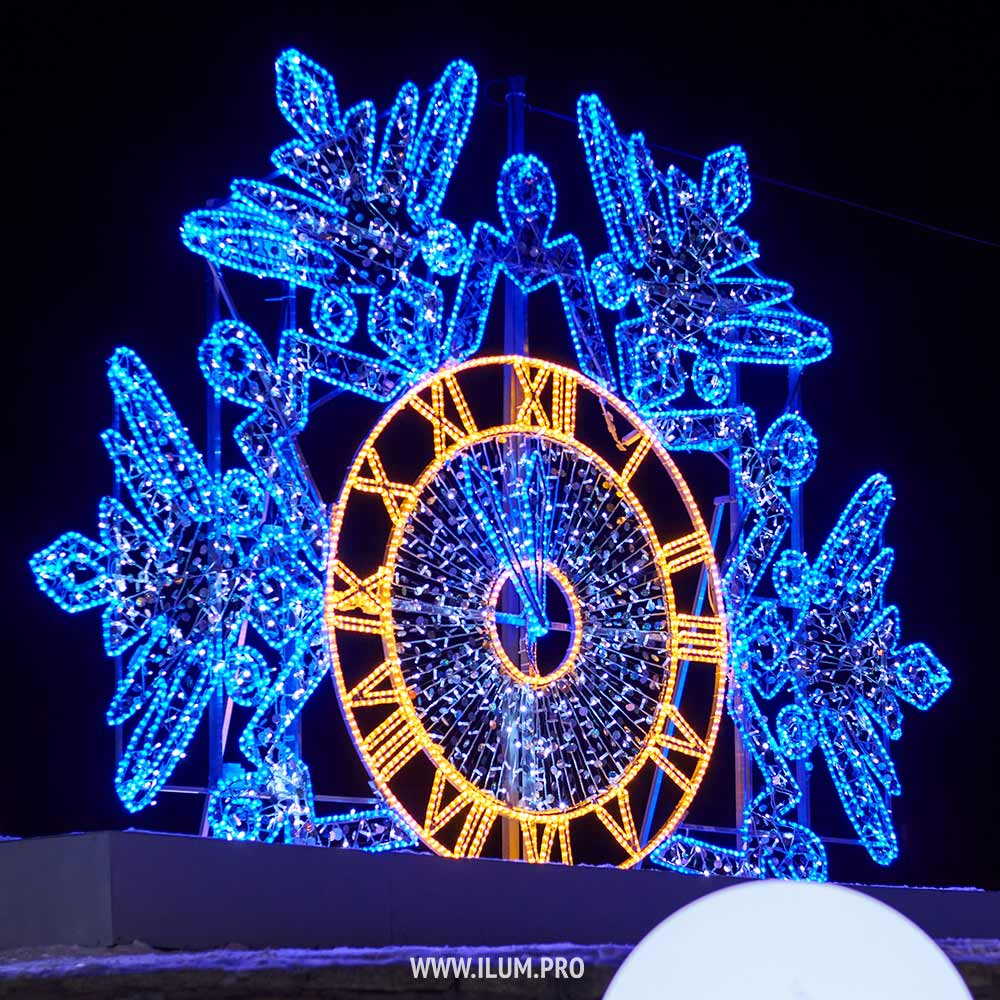 Новогодняя фотозона с гирляндами «Часы-снежинка» в сквере Копейска