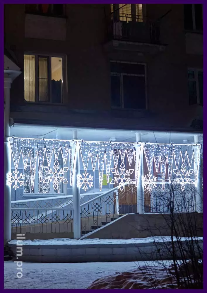 Новогодние световые консоли для украшения фасада здания из гирлянд и дюралайта
