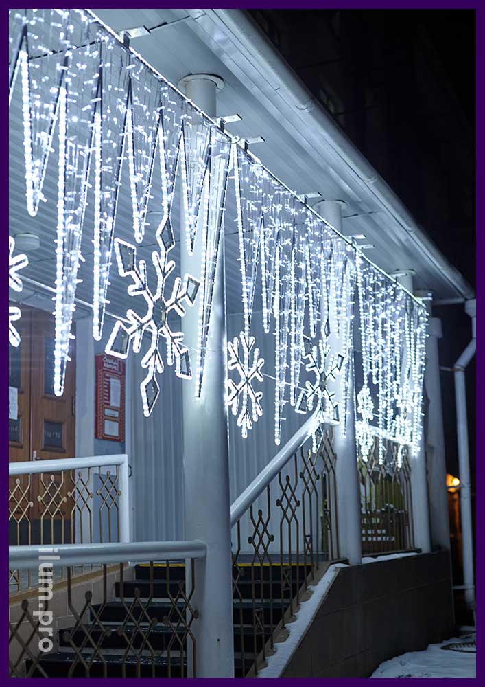 Три светящиеся консоли на фасаде театра кукол в Железногорске на новогодние праздники