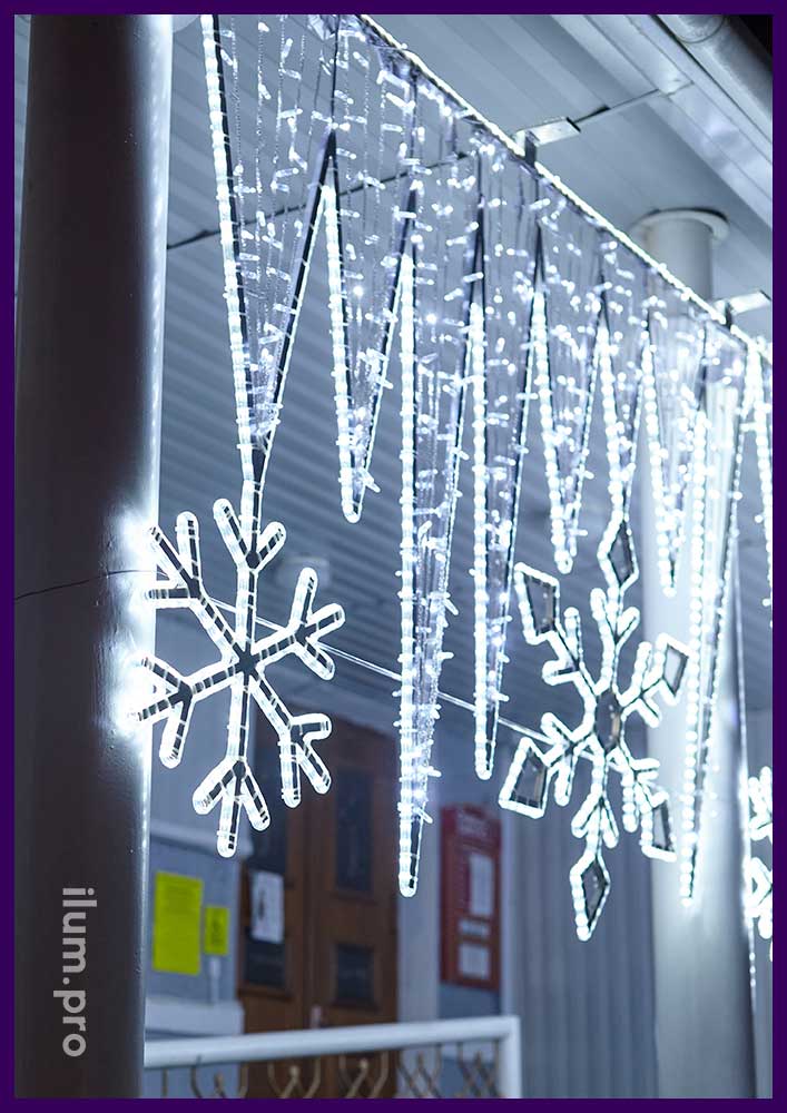 Украшение фасада светодиодными консолями с белыми гирляндами и дюралайтом в форме сосулек со снежинками