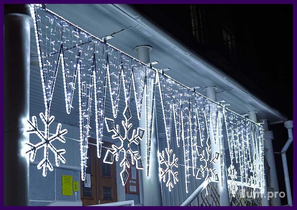 Украшение фасада в Железногорске на Новый год - светодиодные консоли с гирляндами
