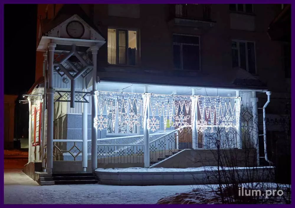 Новогодняя иллюминация для фасада - световые консоли с гирляндами и дюралайтом