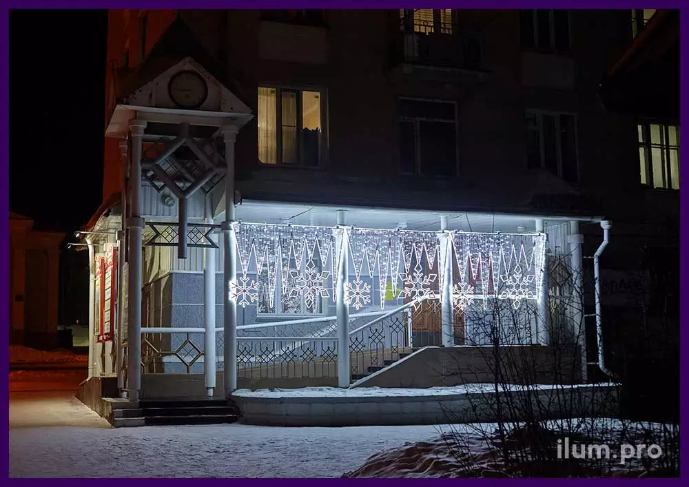Украшение входа в МБУК театр кукол в Железногорске к Новому году световыми консолями