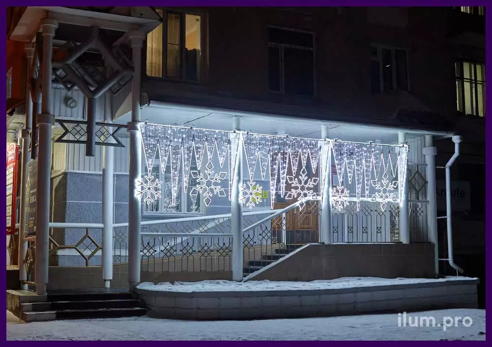 Новогодние консоли со снежинками и сосульками из гирлянд белого цвета - украшение фасада