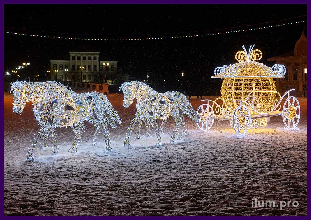 Лошади и карета из гирлянд и дюралайта на площади Углича на Новый год