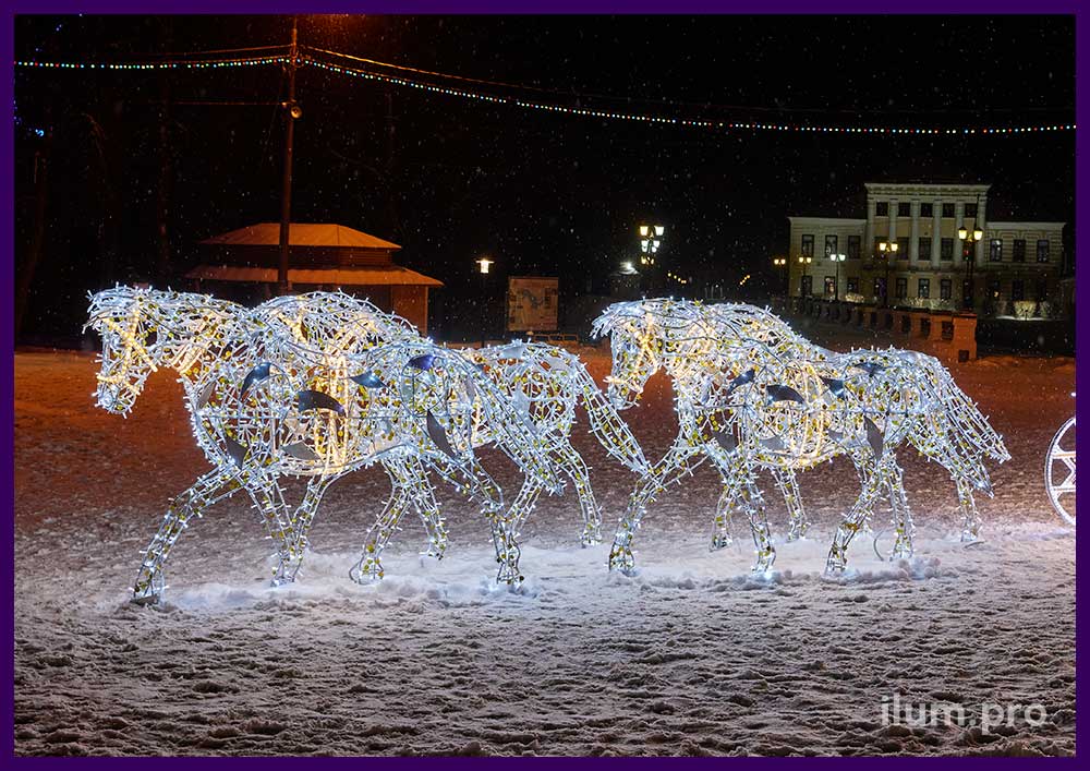 Лошади и карета в Угличе на Новый год - светодиодная иллюминация на центральной площади