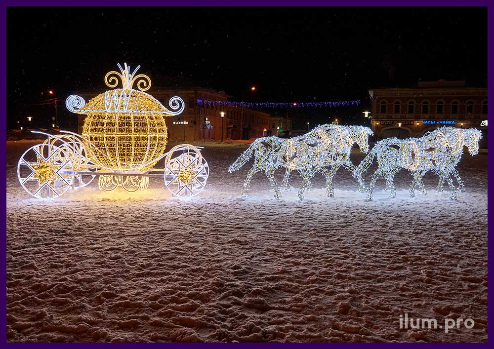 Четыре лошади с белыми гирляндами и карета с тёпло-белой иллюминацией на площади Углича на Новый год