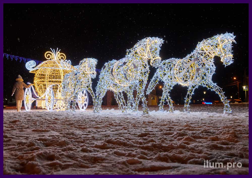 Украшение площади в Угличе новогодними декорациями с гирляндами, карета и четыре лошади