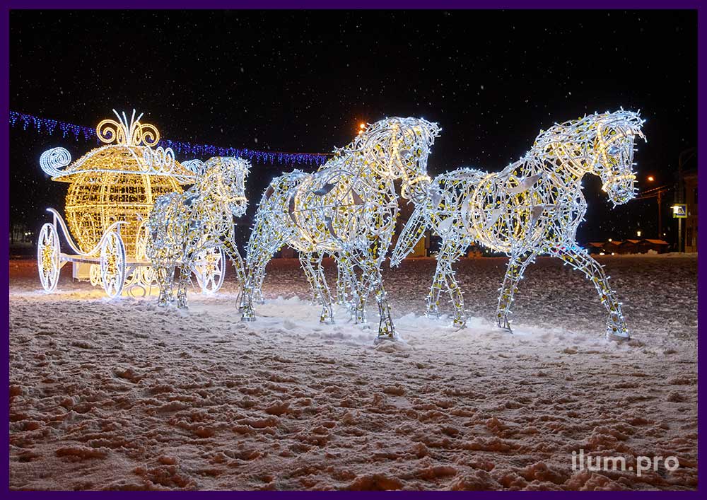 Новогодняя фотозона с гирляндами в форме кареты и четырёх лошадей белого цвета