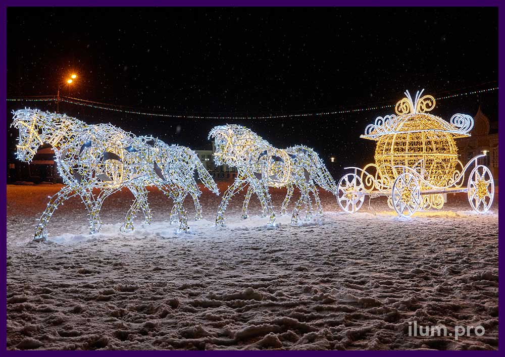 Карета и лошади из светодиодной иллюминации на Новый год в Угличе