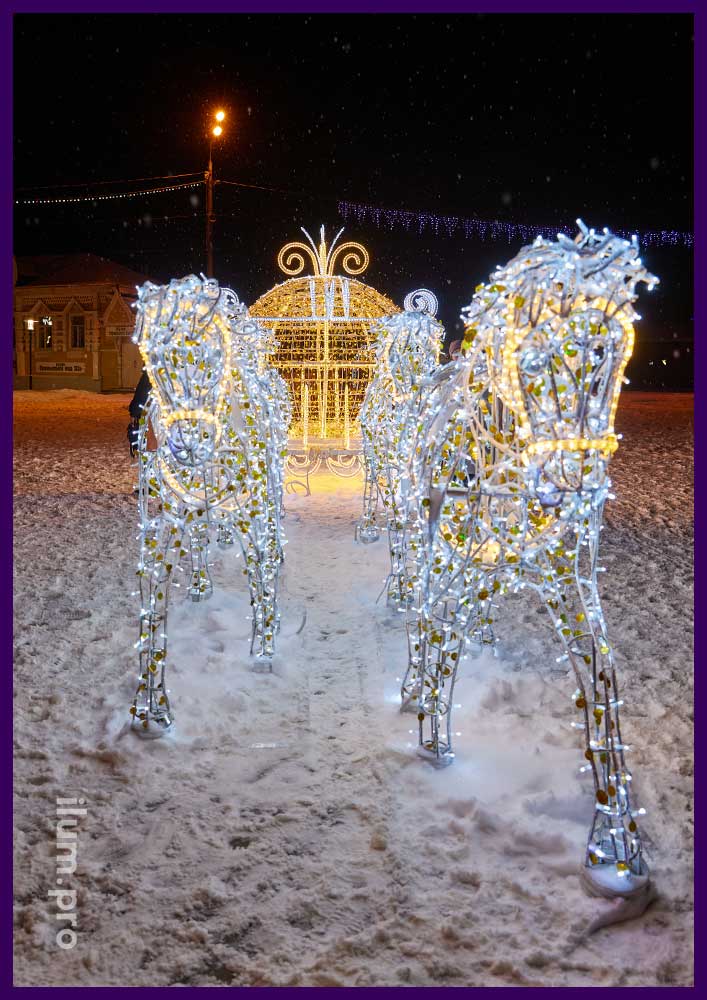 Новогодняя фотозона с гирляндами и дюралайтом в форме кареты для Золушки и белых лошадей