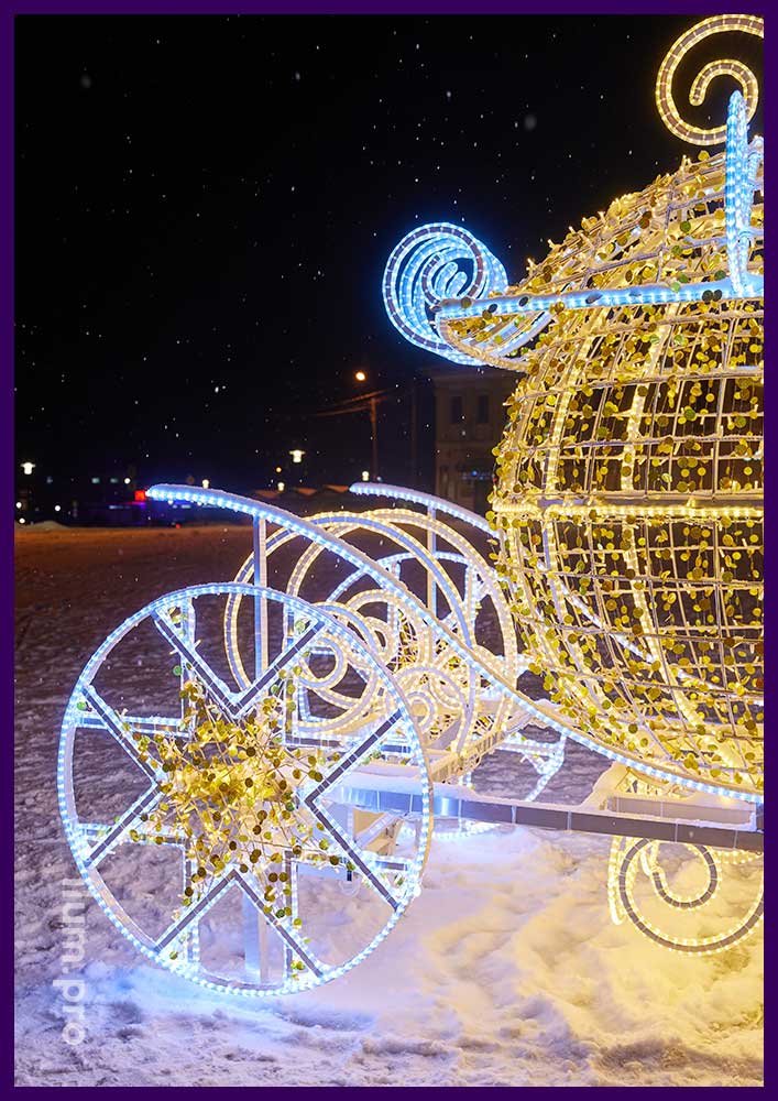 Карета и лошади - новогодняя иллюминация в Угличе, алюминиевые каркасы с гирляндами