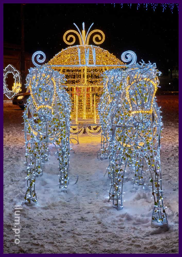 Новогодняя иллюминация на площади Углича - карета и лошади с гирляндами и светодиодным дюралайтом
