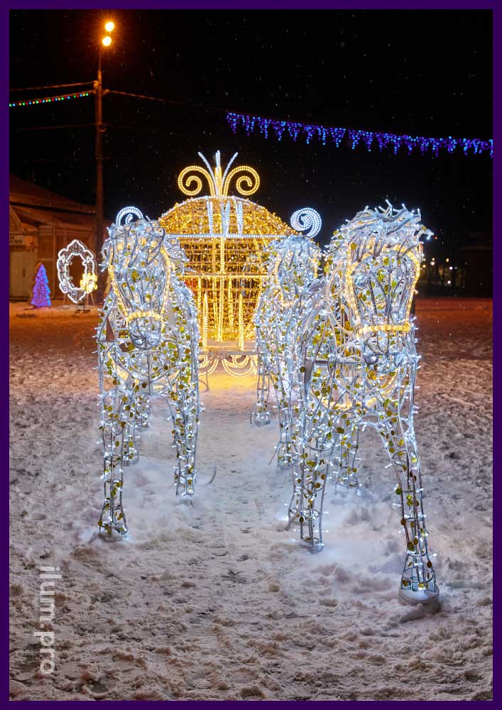 Украшение Успенской площади в Угличе новогодней иллюминацией в форме лошадей и кареты