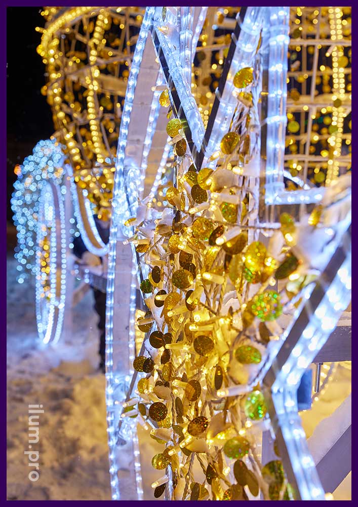 Новогодние декорации для города Углич - светодиодные лошади и карета Золушки из гирлянд и блёсток