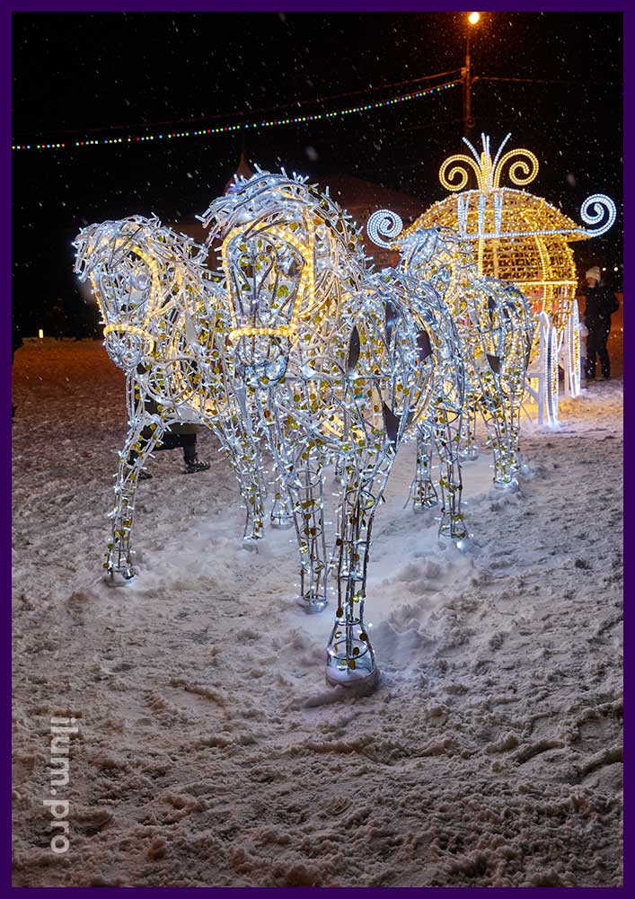 Украшение Успенской площади в Угличе на Новый год каретой с лошадьми