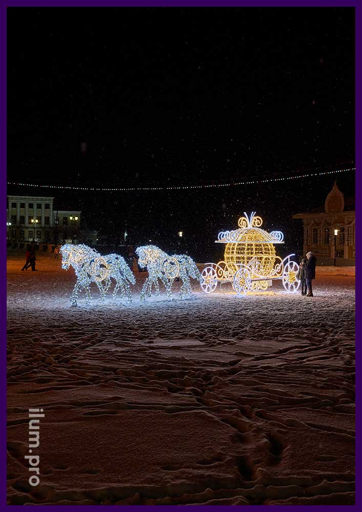 Новогодняя иллюминация на Успенской площади Углича - карета с четвёркой белых лошадей с гирляндами