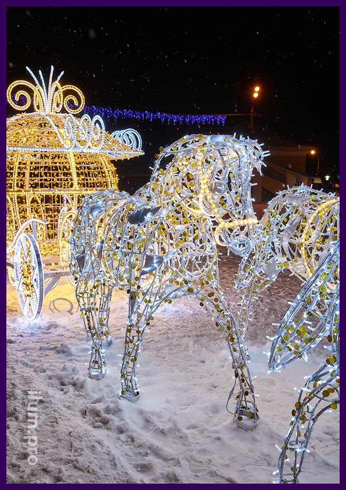 Новогодние декорации в форме лошадей с уличными гирляндами, блёстками и дюралайтом