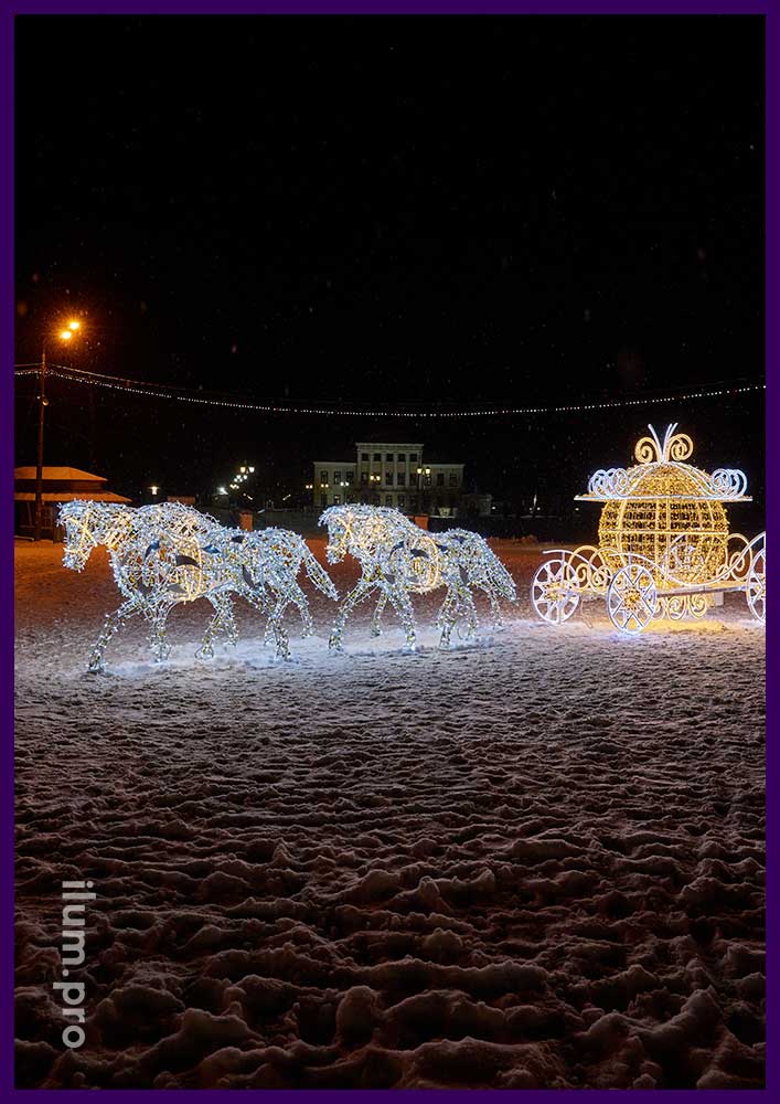 Лошади с гирляндами и карета для Золушки в Угличе на Новый год