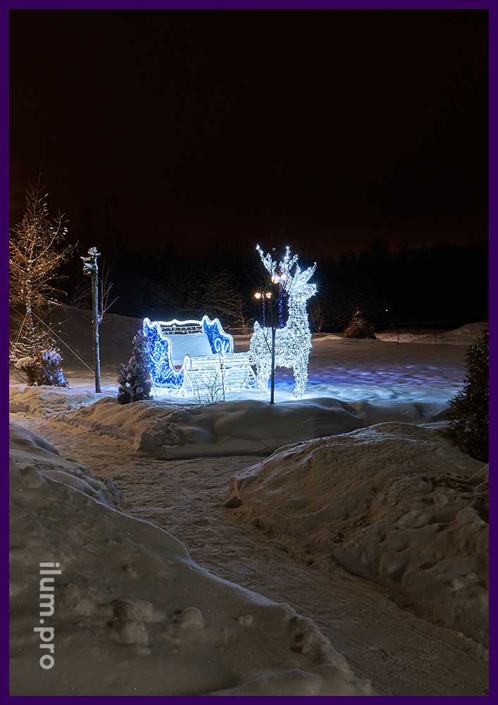 Сани и олень - новогодние декорации, которые служат светодиодной фотозоной в Апрелевке