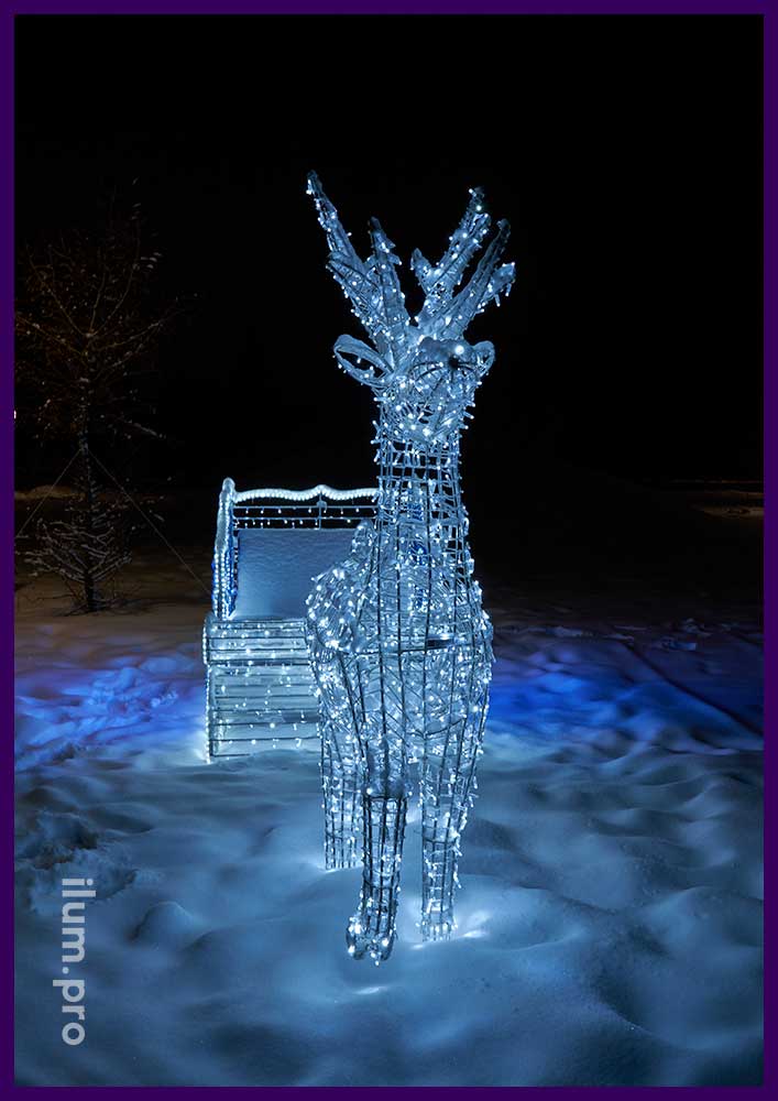 Новогодние декорации в форме саней с оленем Деда Мороза на площади в Апрелевке парк