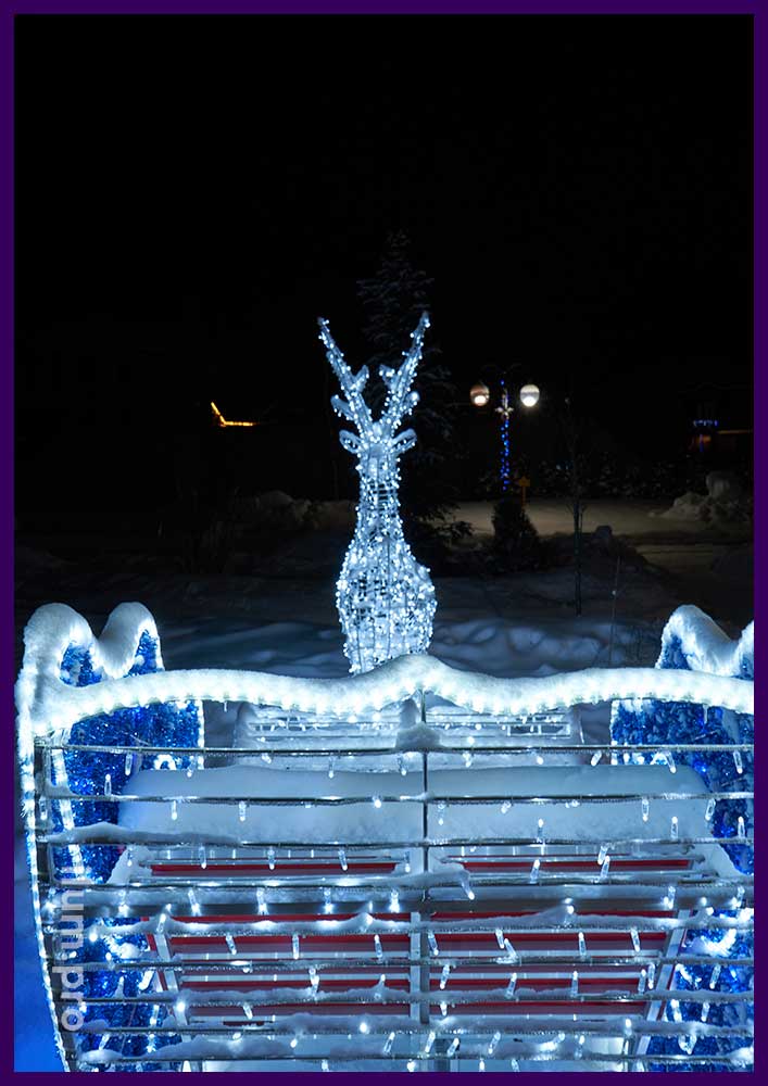 Новогодние декорации в Апрелевке - Сани для Деда Мороза и олень
