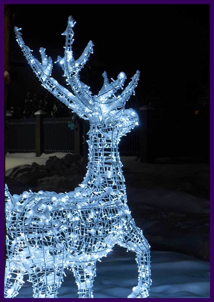 Новогоднее украшение посёлка Апрелевка парк в Подмосковье световыми фигурами и санями с мишурой