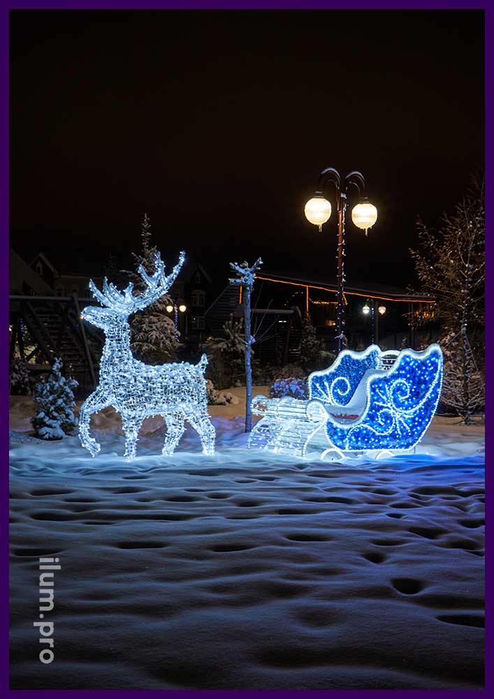Сани Деда Мороза и олень с подсветкой уличными гирляндами на Киевском шоссе