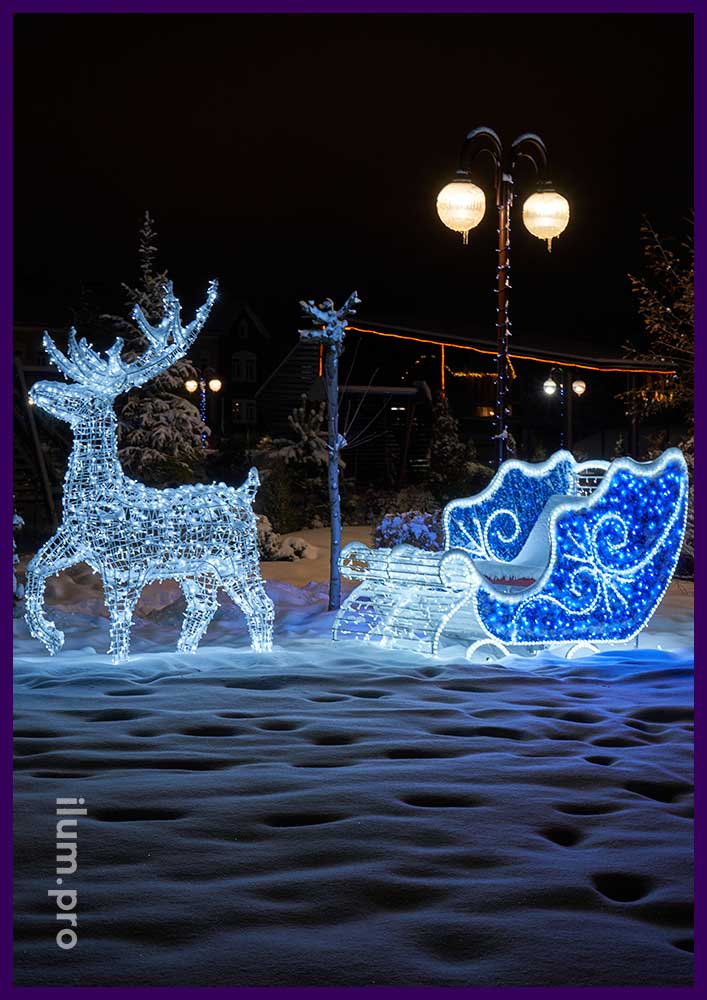 Новогодние декорации в Апрелевке с гирляндами и синей мишурой на металлическом каркасе
