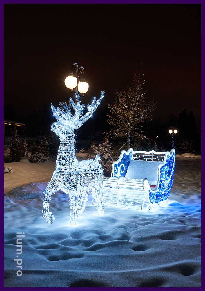 Новогодняя фотозона в Апрелевке - сани с оленем для Деда Мороза с гирляндами