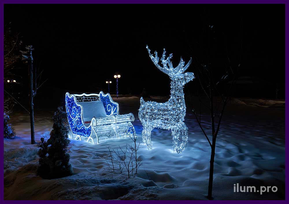 Украшение площади в Апрелевке на Новый год - олень и сани для Деда Мороза с синей мишурой