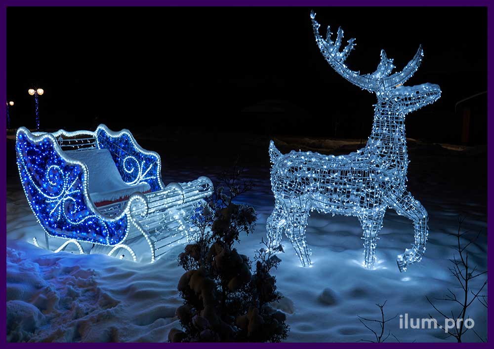 Белый олень и синие сани с гирляндами и мишурой для украшения города на Новый год