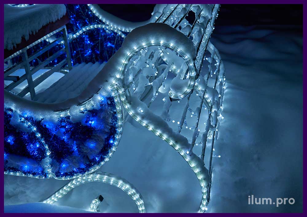 Сани Деда Мороза синего цвета из мишуры и гирлянд на каркасе из металла