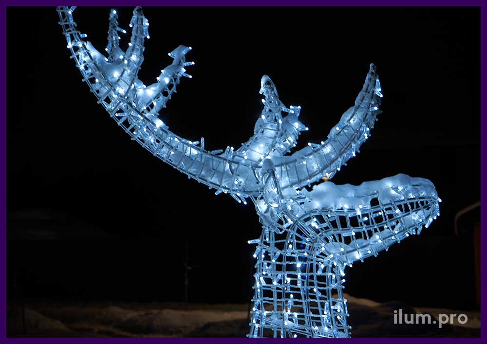 Сани Деда Мороза из синей мишуры, дюралайта и гирлянд и белый олень с алюминиевым каркасом