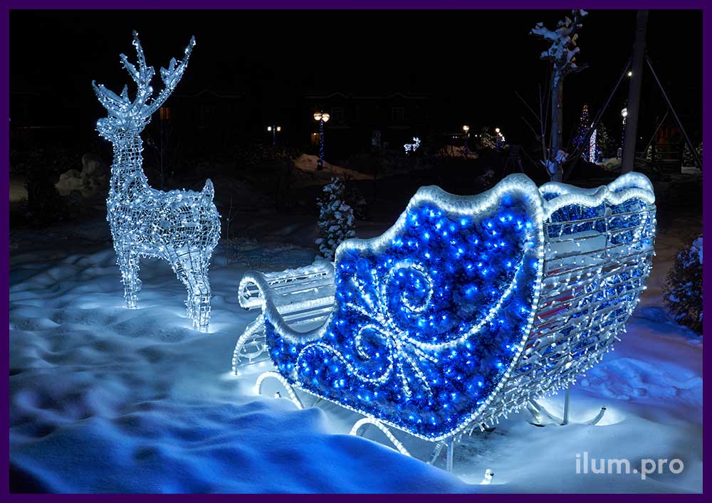 Сани Деда Мороза и светящийся олень из гирлянд, декор синей мишурой и дюралайтом