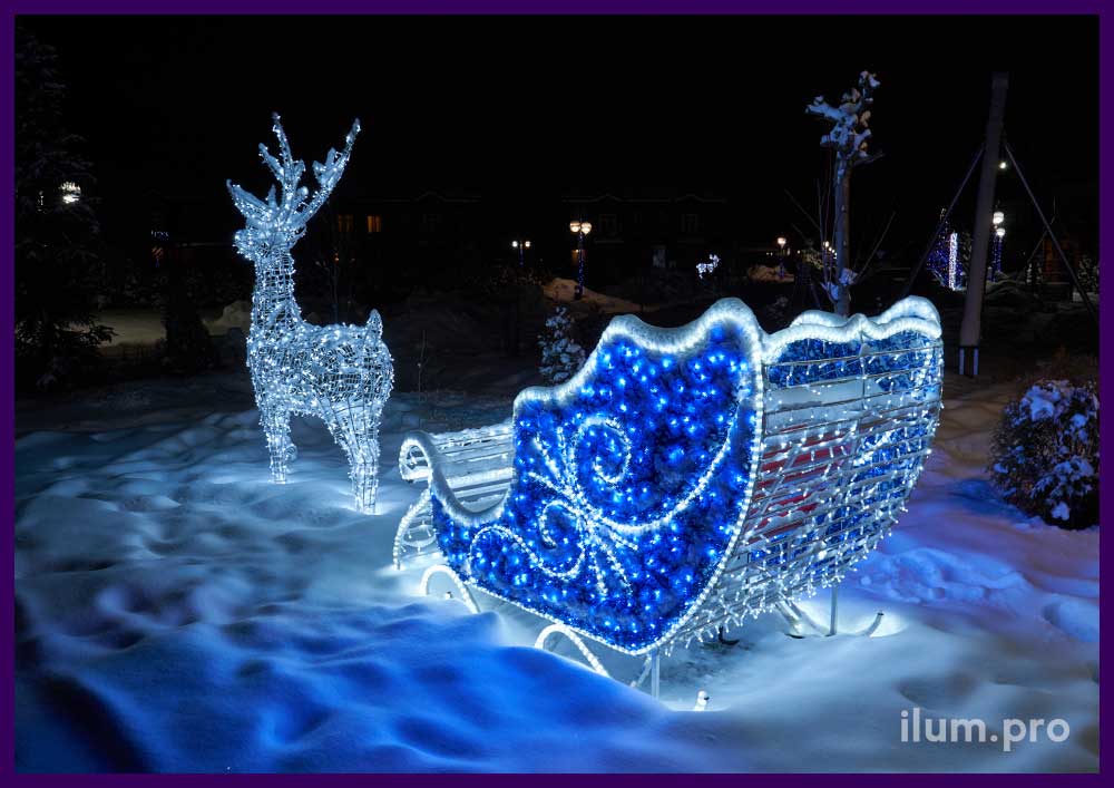 Светодиодные декорации на Новый год - олень из металла с гирляндами и сани Деда Мороза