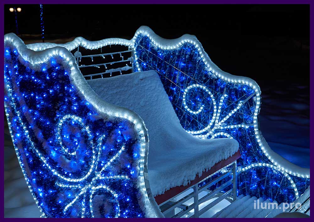 Новогодний декор в Апрелевке - светящиеся сани с синей мишурой и красными подушками и олень с гирляндами