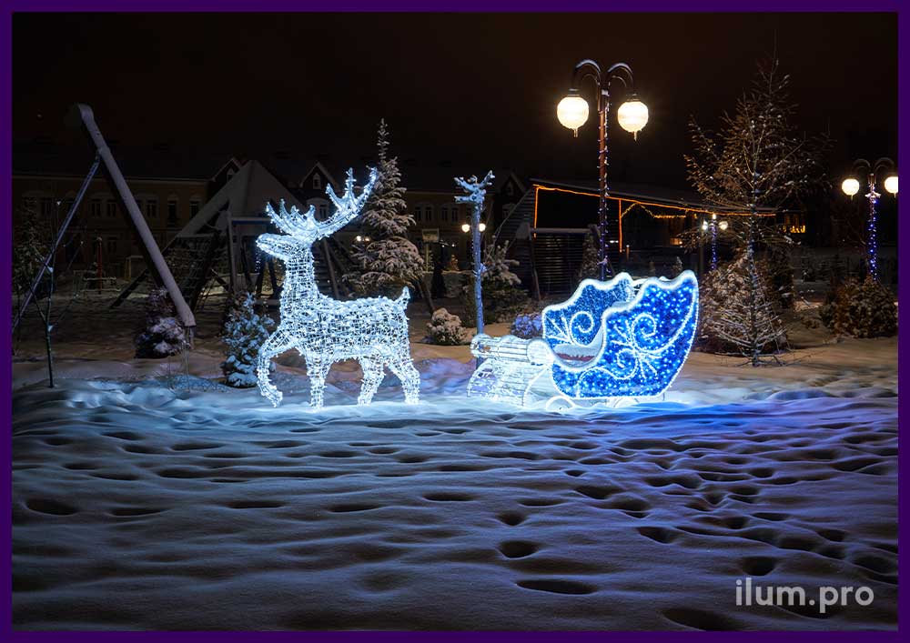Светящиеся сани с мишурой и гирляндами и белый олень на площади в Апрелевке парк на Новый год