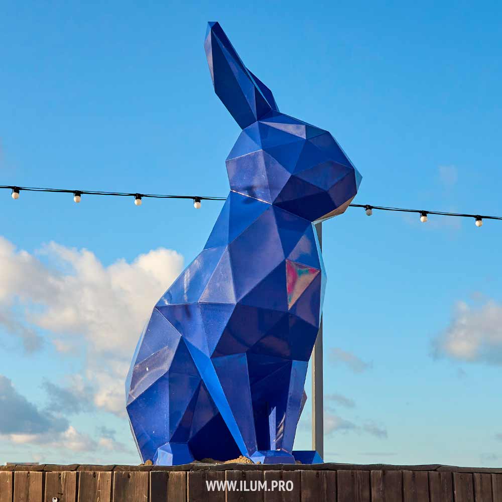 Полигональная фигура синего, металлического зайца на набережной Анапы