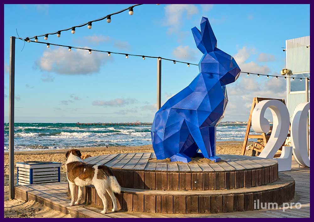 Объёмная скульптура зайца в полигональном стиле для украшения набережной на Новый год