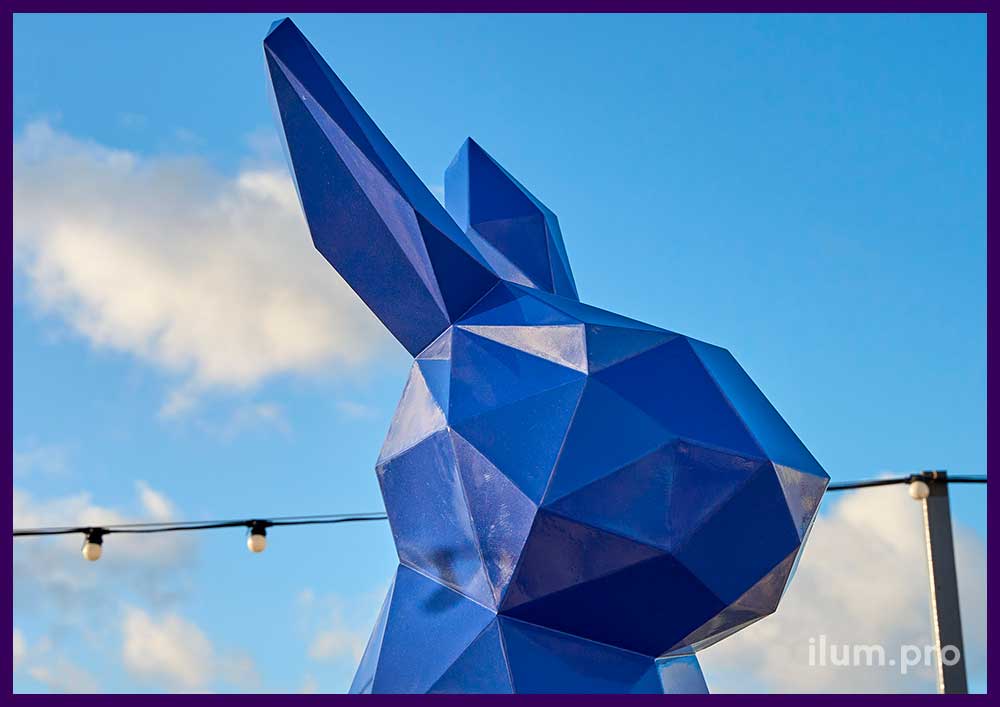 Украшение набережной Анапы на Новый год синим полигональным зайцем