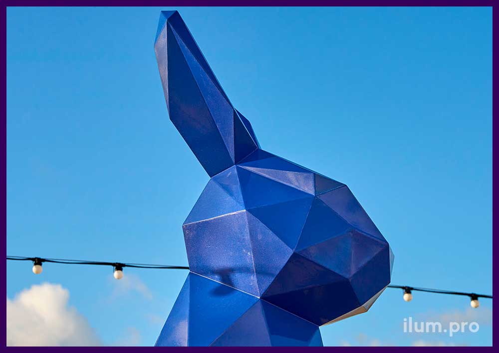 Заяц синего цвета из крашеной стали - двухметровая полигональная скульптура
