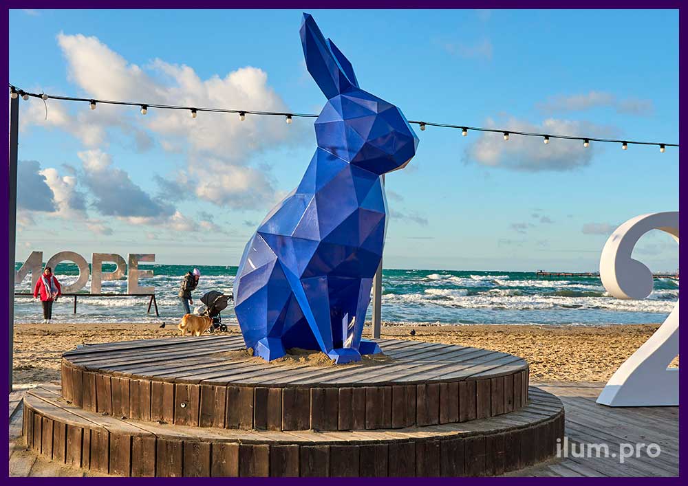 Украшение набережной на Новый год полигональной скульптурой синего водяного кролика