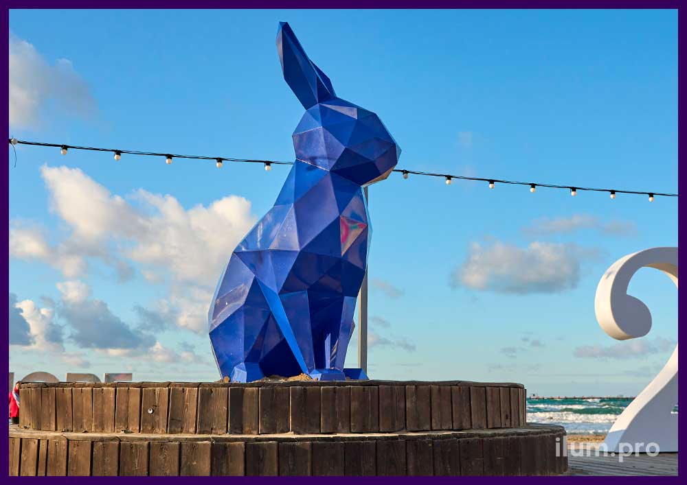 Символ года на набережной Чёрного моря - синий полигональный заяц