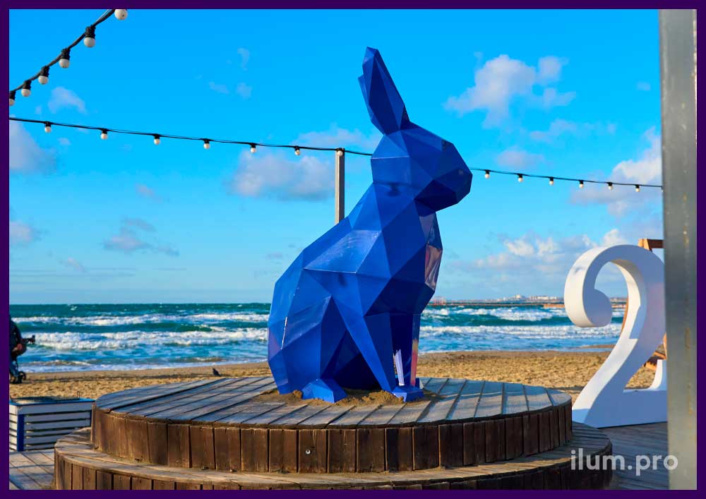 Новогоднее украшение набережной в Анапе, полигональный заяц синего цвета