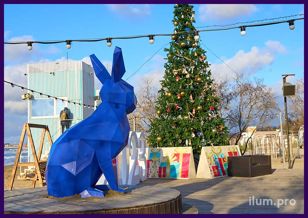Синий заяц в полигональном стиле - металлический арт-объект для благоустройства набережной в Анапе